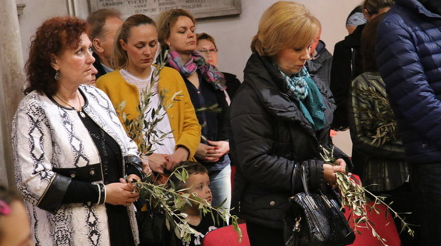 Cvjetnica 20. ožujka 2016: Nakon blagoslova maslinovih grančica, nadbisku Želimir Puljić predvodio je procesiju do katedrale sv. Stošije gdje je služio misno slavlje na kojem se pjevala Muka našeg Gospodina Cvjetnica 20. ožujka 2016: Nakon blagoslova maslinovih grančica, nadbisku Želimir Puljić predvodio je procesiju do katedrale sv. Stošije gdje je služio misno slavlje na kojem se pjevala Muka našeg Gospodina