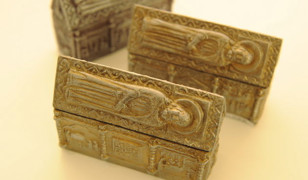 Zadar, 071011.
Od danas se u Zadru moze kupiti suvenir replika skrinje Sv. Sime, zastitnika grada Zadra. Cijena suvenira je 220 kn.
Foto: Andrija Lucic / CROPIX