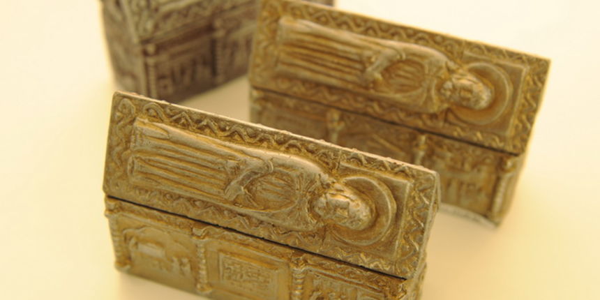 Zadar, 071011.
Od danas se u Zadru moze kupiti suvenir replika skrinje Sv. Sime, zastitnika grada Zadra. Cijena suvenira je 220 kn.
Foto: Andrija Lucic / CROPIX Zadar, 071011.
Od danas se u Zadru moze kupiti suvenir replika skrinje Sv. Sime, zastitnika grada Zadra. Cijena suvenira je 220 kn.
Foto: Andrija Lucic / CROPIX