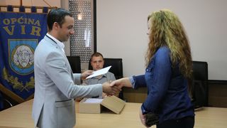 Vir: Dodjela materijalne pomoći roditeljima za nabavku udžbenika i školske opreme Vir: Dodjela materijalne pomoći roditeljima za nabavku udžbenika i školske opreme