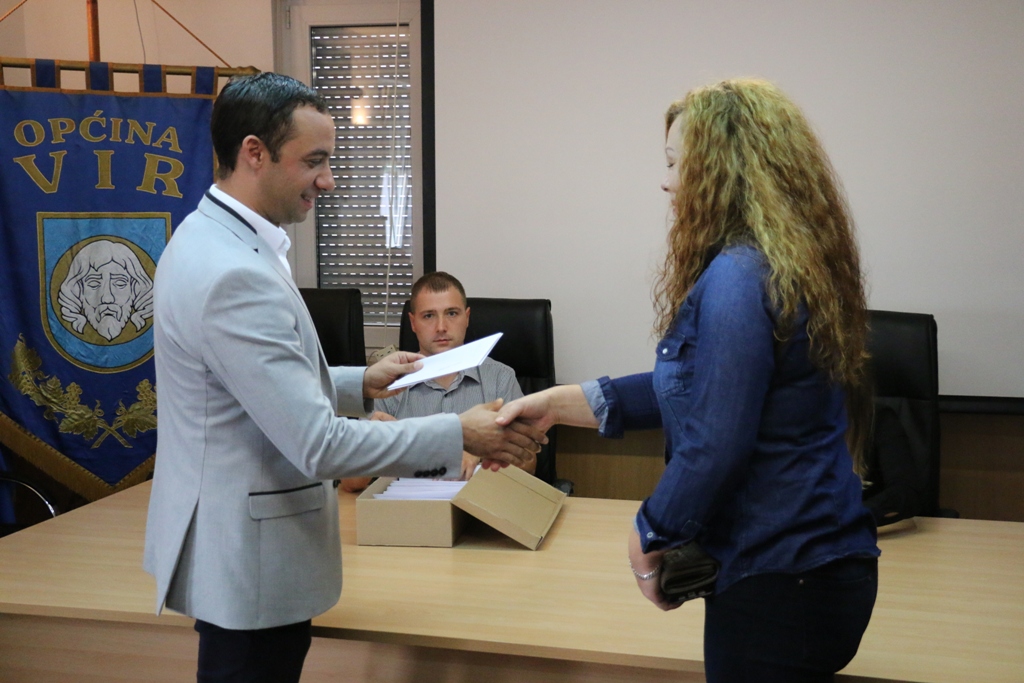 Vir: Dodjela materijalne pomoći roditeljima za nabavku udžbenika i školske opreme Vir: Dodjela materijalne pomoći roditeljima za nabavku udžbenika i školske opreme