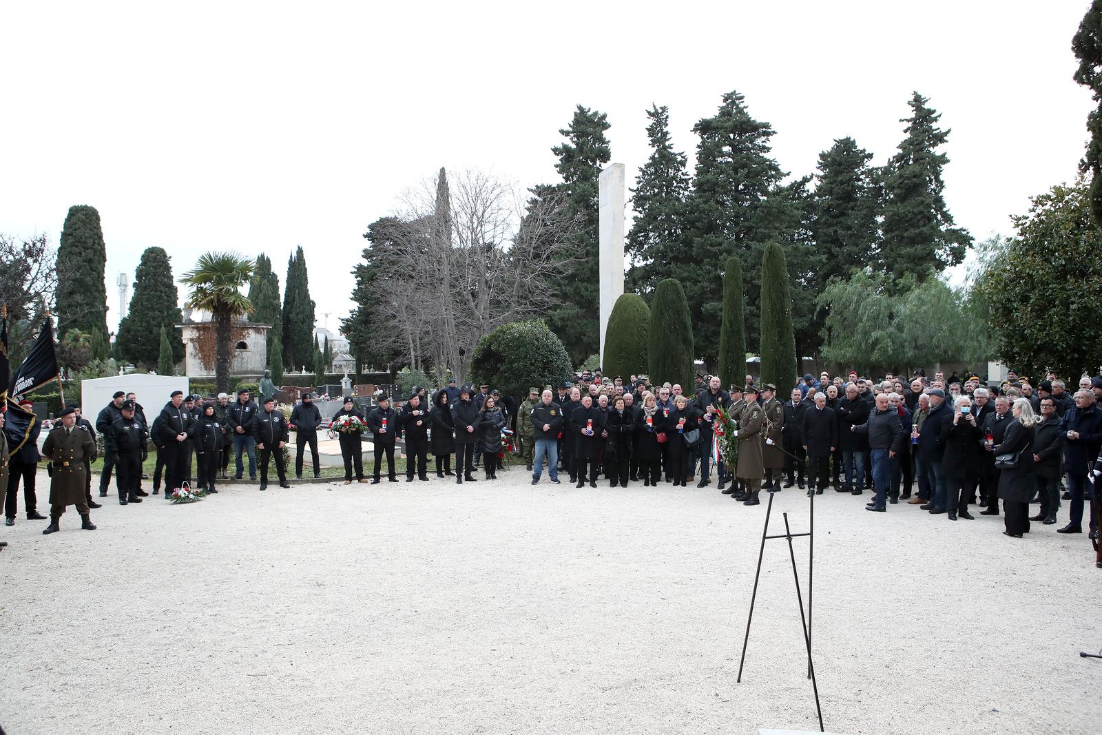 Na Gradskom groblju odana počast poginulim hrvatskim braniteljima povodom 30. obljetnice VRO Maslenica Na Gradskom groblju odana počast poginulim hrvatskim braniteljima povodom 30. obljetnice VRO Maslenica