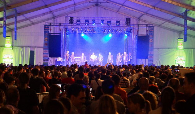 Zvuci klapske pjesme, riba na mnoštvo načina, sretna lica posjetitelja slika su ribljeg dana na prvom Jarun Piknik festivalu. Tomislav Bralić i klapa Intrade, Marijan Ban i Diktatori u Zagreb su donijeli dašak svježeg morskog zraka.