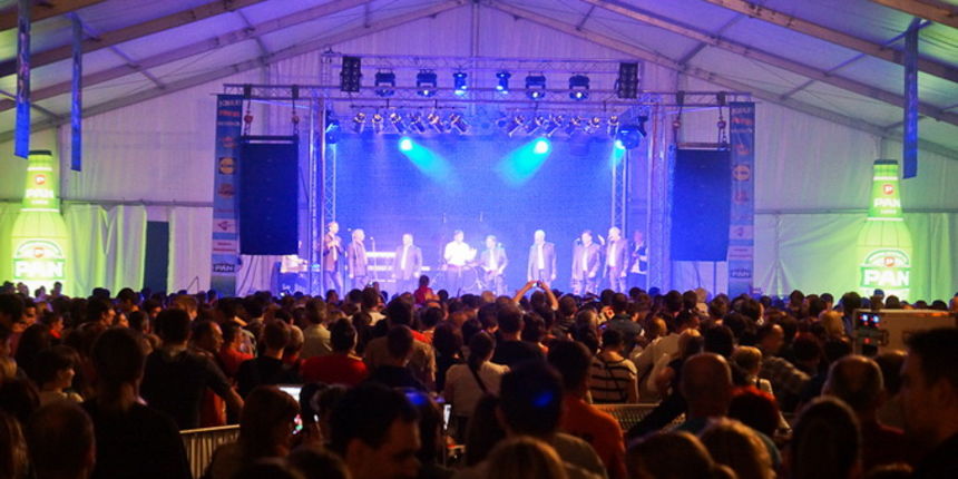 Zvuci klapske pjesme, riba na mnoštvo načina, sretna lica posjetitelja slika su ribljeg dana na prvom Jarun Piknik festivalu. Tomislav Bralić i klapa Intrade, Marijan Ban i Diktatori u Zagreb su donijeli dašak svježeg morskog zraka.