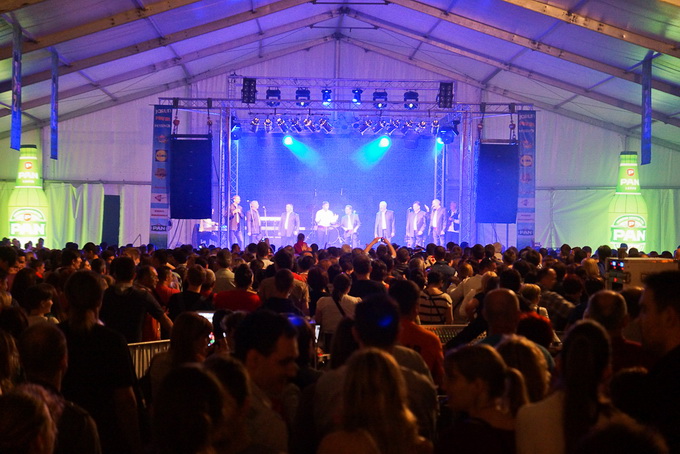 Zvuci klapske pjesme, riba na mnoštvo načina, sretna lica posjetitelja slika su ribljeg dana na prvom Jarun Piknik festivalu. Tomislav Bralić i klapa Intrade, Marijan Ban i Diktatori u Zagreb su donijeli dašak svježeg morskog zraka.