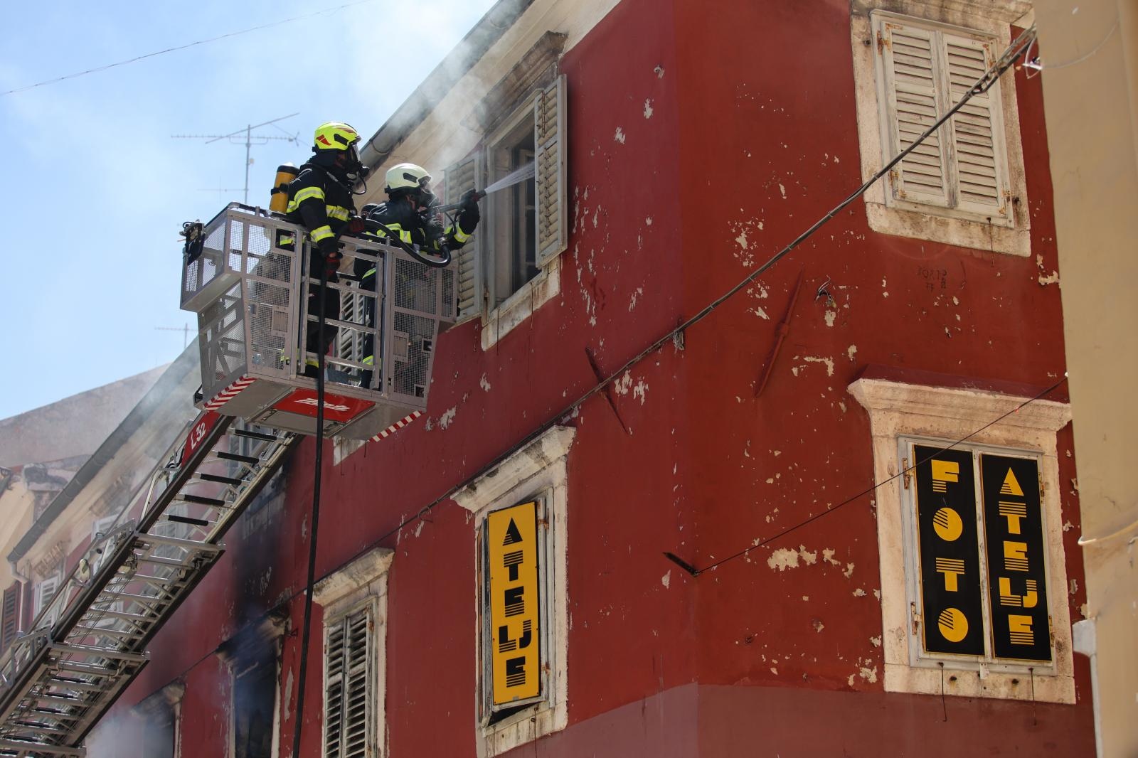 Veliki požar izbio u zgradi na Narodnom trgu Veliki požar izbio u zgradi na Narodnom trgu
