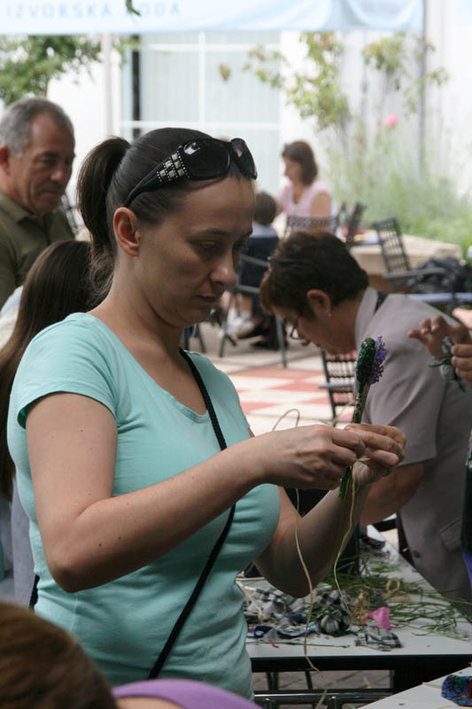 Danas je održana kreativna radionica za velike i male u organizaciji Dječjeg odjela Gradske knjižnice Zadar: izrada stručaka i jastučića od lavande od 10-12 h. Radionicu je vodila gospođa Jadranka Plantak. Foto by Lucija Juravic Danas je održana kreativna radionica za velike i male u organizaciji Dječjeg odjela Gradske knjižnice Zadar: izrada stručaka i jastučića od lavande od 10-12 h. Radionicu je vodila gospođa Jadranka Plantak. Foto by Lucija Juravic