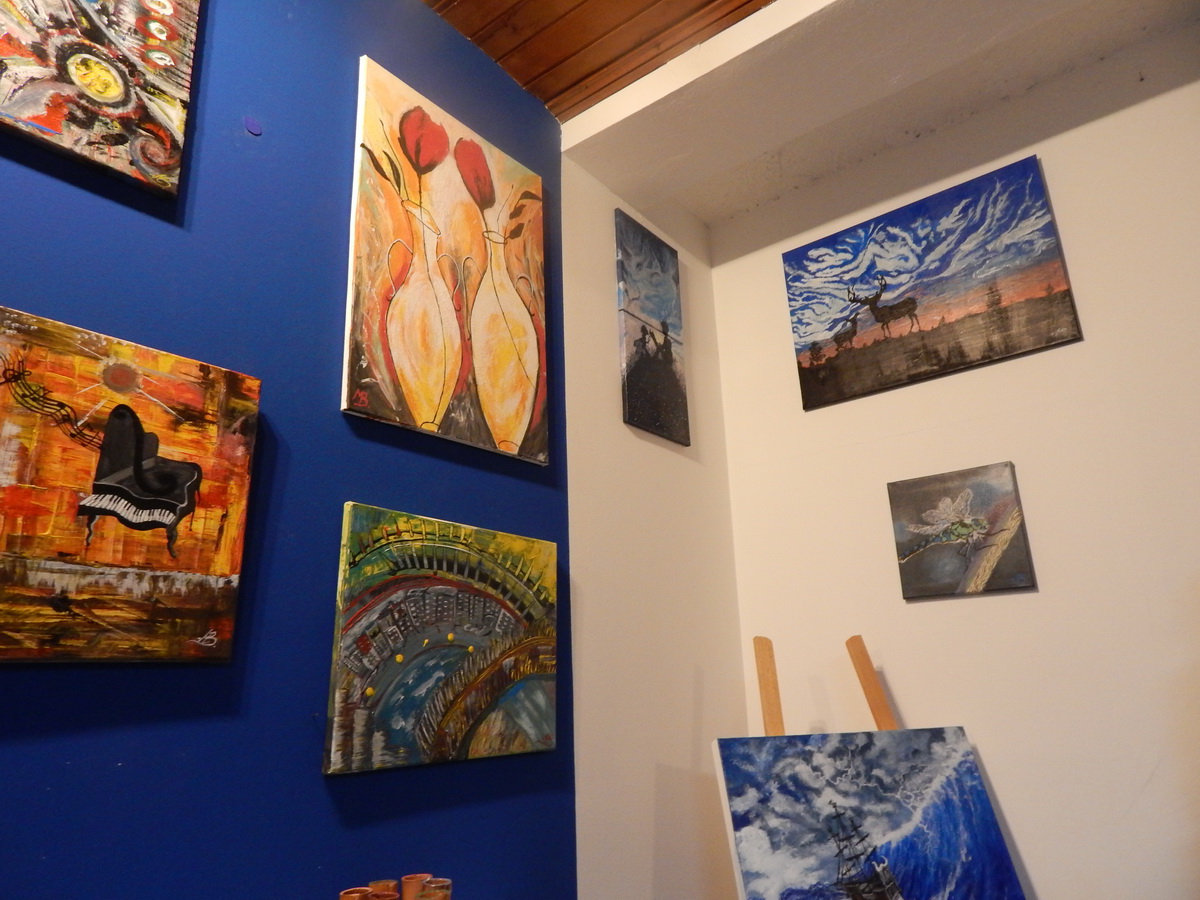 Slikarica Matea Bugarija u Bibinjama predstavila izložbu “Enigma” Slikarica Matea Bugarija u Bibinjama predstavila izložbu “Enigma”