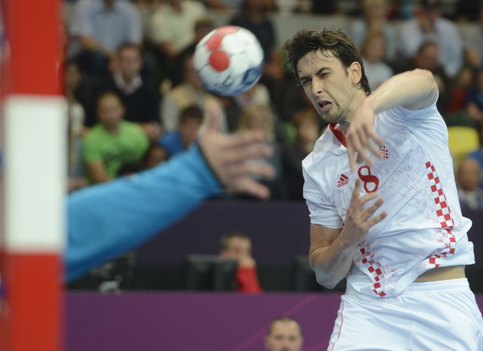 London, 310712.
Dvorana Copper Box.
Hrvatska muska rukometna reprezentacija igra utakmicu 2. kolo u skupini B protiv Srbije tokom Olimpijskih Igra u Londonu.
Na fotografiji: Marko Kopljar puca na gol.
Foto: Drago Sopta / CROPIX