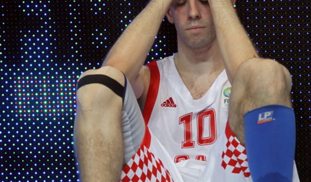 Zadar, 180710. Dvorana Kresimira Cosica na Visnjiku. Kosarkaska utakmica za 3.mjesto Prvenstva Europe do 20 godina izmedju Hrvatske i Spanjolske. Na fotografiji : tuga nakon izgubljene utakmice, Toni Prostran Foto : Vladimir Ivanov / CROPIX