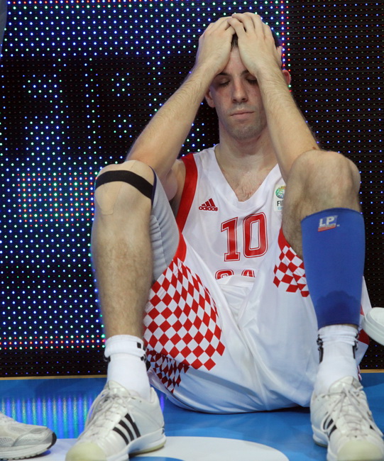 Zadar, 180710. Dvorana Kresimira Cosica na Visnjiku. Kosarkaska utakmica za 3.mjesto Prvenstva Europe do 20 godina izmedju Hrvatske i Spanjolske. Na fotografiji : tuga nakon izgubljene utakmice, Toni Prostran Foto : Vladimir Ivanov / CROPIX