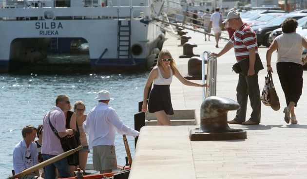 15.07.2013., Zadar – Jutro na zadarskoj rivi i u luci. Turisticki brodovi, jedrenjaci, jahte dolaze po gorivo dok drugi na rivi uzivaju u suncu. Photo: Zeljko Mrsic/PIXSELL Autor  Zeljko Mrsic/PIXSELL KLJUČNE RIJEČI  Zadar, more, riva, ljeto