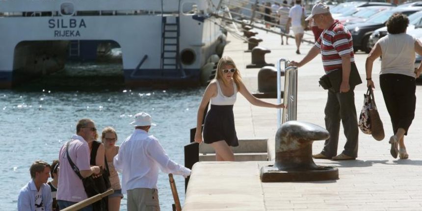 15.07.2013., Zadar – Jutro na zadarskoj rivi i u luci. Turisticki brodovi, jedrenjaci, jahte dolaze po gorivo dok drugi na rivi uzivaju u suncu. Photo: Zeljko Mrsic/PIXSELL Autor Zeljko Mrsic/PIXSELL KLJUČNE RIJEČI Zadar, more, riva, ljeto 15.07.2013., Zadar – Jutro na zadarskoj rivi i u luci. Turisticki brodovi, jedrenjaci, jahte dolaze po gorivo dok drugi na rivi uzivaju u suncu. Photo: Zeljko Mrsic/PIXSELL Autor Zeljko Mrsic/PIXSELL KLJUČNE RIJEČI Zadar, more, riva, ljeto