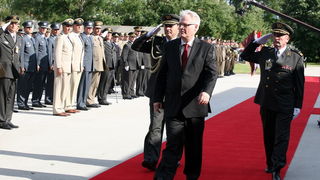 Vukovar, 250610.
U povodu Dana drzavnosti Republike Hrvatske obiljezen  zavrsetak skolovanja polaznika vojnih skola za potrebe Oruzanih snaga. Na fotografiji svecano postrojavanje vojnika pred vrhovnim zapovjednikom Ivom Josipovicem.
Foto: Damir Glibusic