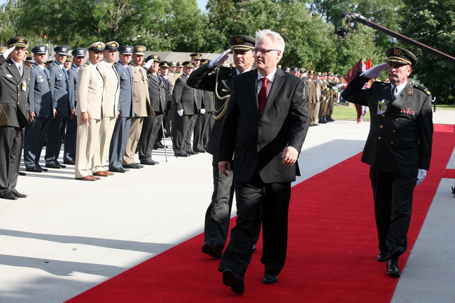 Vukovar, 250610.
U povodu Dana drzavnosti Republike Hrvatske obiljezen  zavrsetak skolovanja polaznika vojnih skola za potrebe Oruzanih snaga. Na fotografiji svecano postrojavanje vojnika pred vrhovnim zapovjednikom Ivom Josipovicem.
Foto: Damir Glibusic