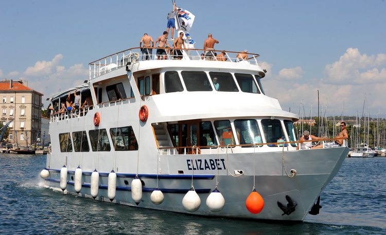 Zadar, 200811.
Navijacka skupina Tornado iz Zadra krenula je brodom na nogometnu utakmicu 5. kola 1. HNL-a u Sibeniku
Foto: Andrija Lucic / CROPIX Zadar, 200811.
Navijacka skupina Tornado iz Zadra krenula je brodom na nogometnu utakmicu 5. kola 1. HNL-a u Sibeniku
Foto: Andrija Lucic / CROPIX