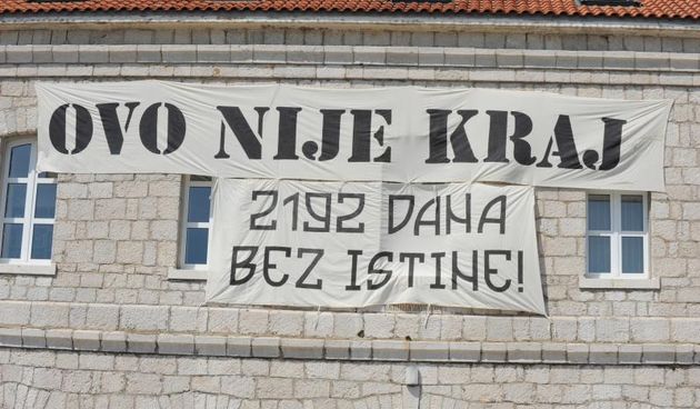 Nezadovoljni tijekom istrage i sudjenjem, gradjani su u centru mjesta, dan uoci 6. obljetnice kornatske tragedije postavili plakat na kojem pise Ovo nije kraj – 2192 dana bez istine! Photo: Hrvoje Jelavic/PIXSELL