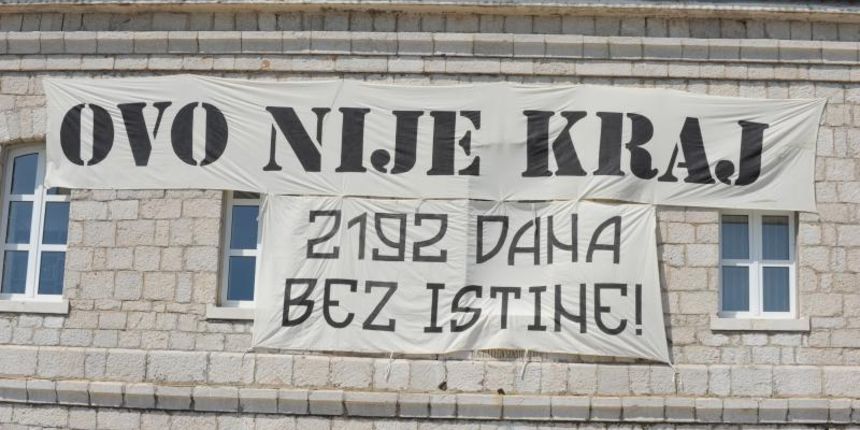 Nezadovoljni tijekom istrage i sudjenjem, gradjani su u centru mjesta, dan uoci 6. obljetnice kornatske tragedije postavili plakat na kojem pise Ovo nije kraj – 2192 dana bez istine! Photo: Hrvoje Jelavic/PIXSELL Nezadovoljni tijekom istrage i sudjenjem, gradjani su u centru mjesta, dan uoci 6. obljetnice kornatske tragedije postavili plakat na kojem pise Ovo nije kraj – 2192 dana bez istine! Photo: Hrvoje Jelavic/PIXSELL