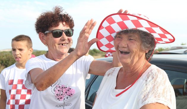 Roditelji i brat Danijela Subašića na milenijskoj fotografiji Šime Strikomana