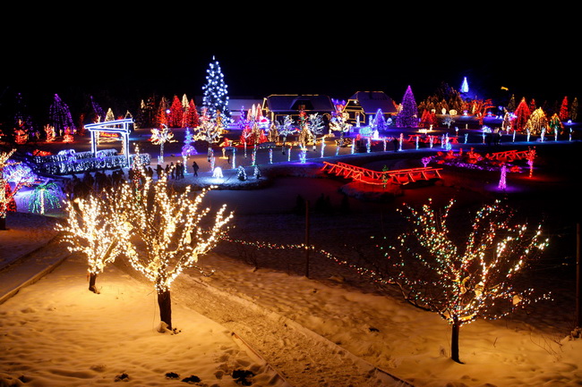 Cazma, 161209.
Grabovnica pokraj Cazme – Bozicna prica obitelji Salaj.
Zlatko Salaj ukrasio je i ove godine cijelo imanje s oko 1 milijun lampica. 
Za posjetitelje ce imanje biti otvoreno od subote 19.12. – 06. sijecnja od 17 h -21h.
Foto: Goran Mehkek /