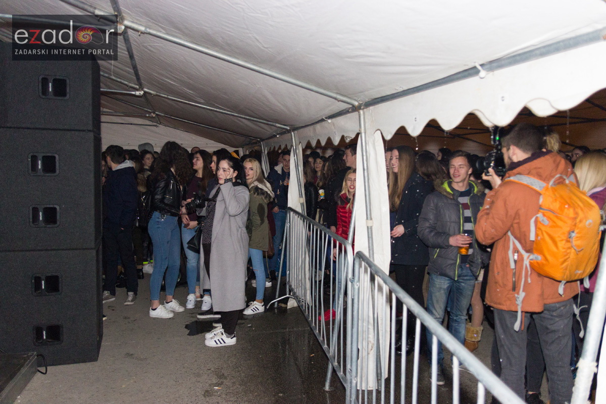 Humanitarni koncert “ZaDar Anđeli” održan je pod šatorom u u dvorištu Gimnazije Jurja Barakovića u Perivoju Vladimira Nazora