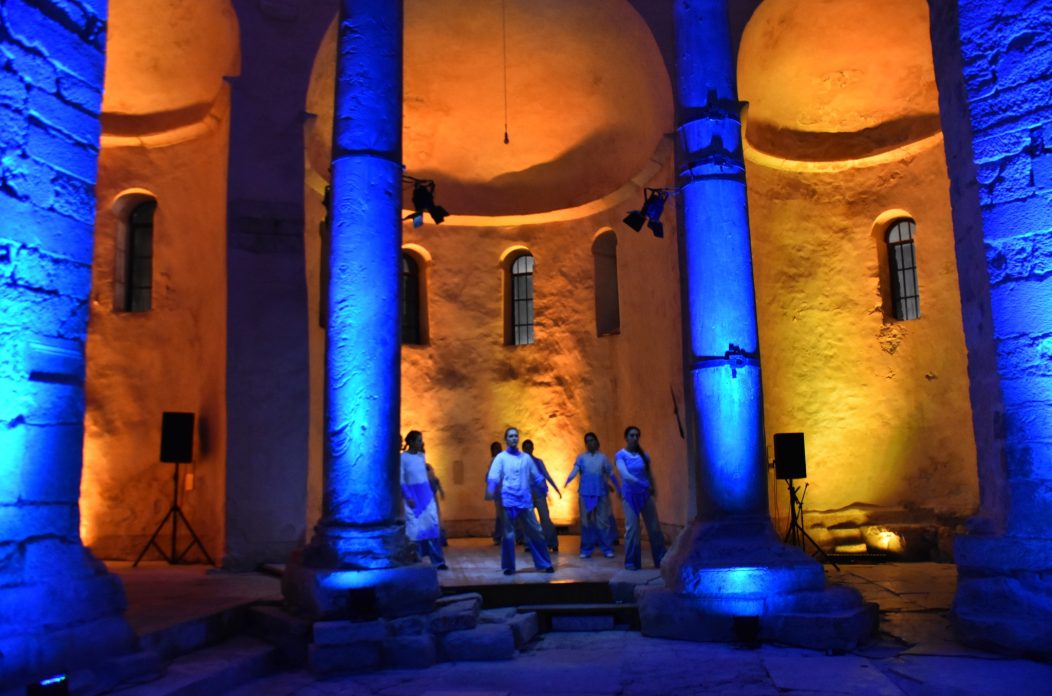 Plesna predstava More ko žena miče pločice dragulja