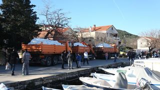 Kamioni puni snijega iz Like stigli u Veli Iž za skijašku utrku “Iška kraljica” Kamioni puni snijega iz Like stigli u Veli Iž za skijašku utrku “Iška kraljica”