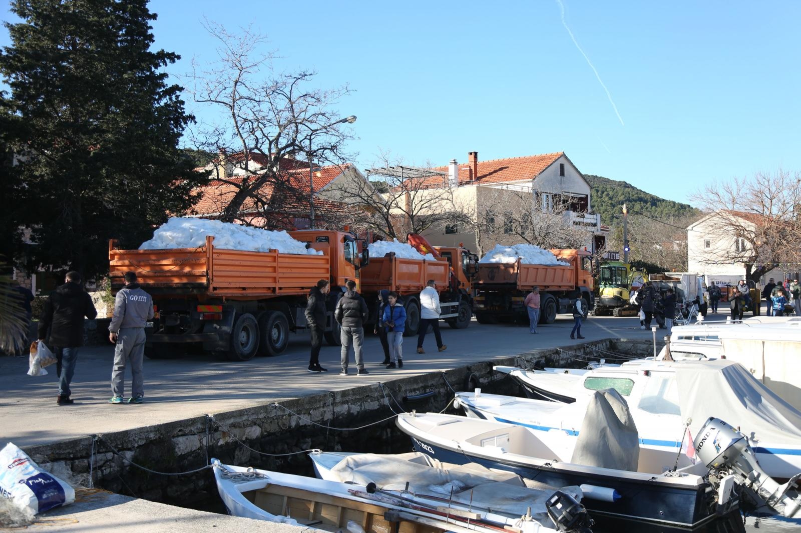 Kamioni puni snijega iz Like stigli u Veli Iž za skijašku utrku “Iška kraljica” Kamioni puni snijega iz Like stigli u Veli Iž za skijašku utrku “Iška kraljica”