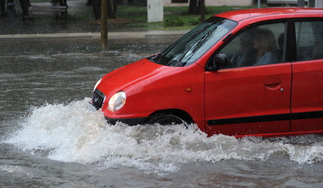 Zadar, 250910.
Jaka kisa koja je danas pada gotovo cijeli dan prouzrocila je probleme u prometu u Zrinsko Frankopanskoj ulici.
Foto: Andrija Lucic / CROPIX
