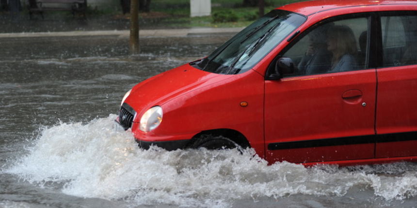 Zadar, 250910.
Jaka kisa koja je danas pada gotovo cijeli dan prouzrocila je probleme u prometu u Zrinsko Frankopanskoj ulici.
Foto: Andrija Lucic / CROPIX Zadar, 250910.
Jaka kisa koja je danas pada gotovo cijeli dan prouzrocila je probleme u prometu u Zrinsko Frankopanskoj ulici.
Foto: Andrija Lucic / CROPIX