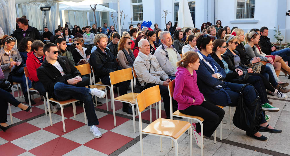 Zadar, 28.03.2012. snimio: Nenad Marčev
Marijana Dokoza
Promocija knjige Naranyjin plač
Gradska knjižnica
Tekst iz knjige čitala Vanessa Radman Zadar, 28.03.2012. snimio: Nenad Marčev
Marijana Dokoza
Promocija knjige Naranyjin plač
Gradska knjižnica
Tekst iz knjige čitala Vanessa Radman