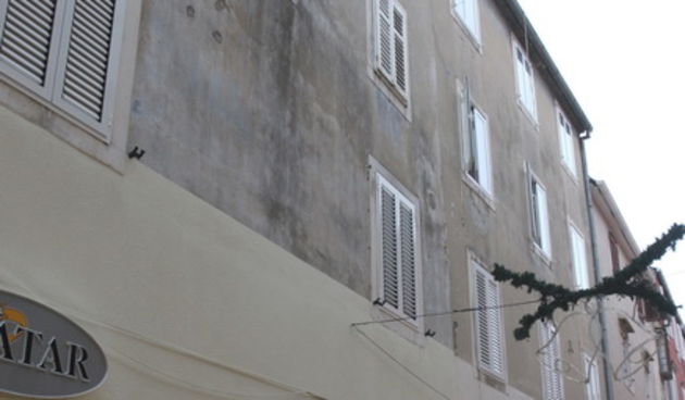 Zadar, 011209. U ulici Spire Brusine u staroj jezgri Zadra, pao je dio fasade sa zgrade.  Na slici vlasnik poslovnog prostora sa gradskim komunalnim redarima. Foto: Branislav Grgurovic / CROPIX