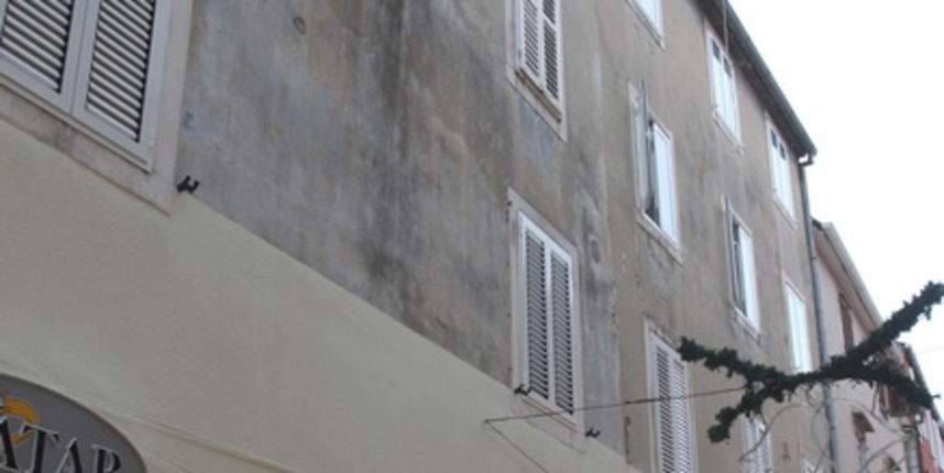 Zadar, 011209. U ulici Spire Brusine u staroj jezgri Zadra, pao je dio fasade sa zgrade.  Na slici vlasnik poslovnog prostora sa gradskim komunalnim redarima. Foto: Branislav Grgurovic / CROPIX