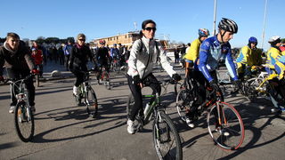 Zadar, 291212.
Bozicna biciklijada na relaciji Zadar – Vir, koja je bila najavljena za srijedu 26. prosinca te odgodjena uslijed kisnog vremena, krenula je jutros s Branimirove obale u 10 sati.
Na slici detalj sa biciklijade.
Foto: Jure Miskovic / CROPIX Zadar, 291212.
Bozicna biciklijada na relaciji Zadar – Vir, koja je bila najavljena za srijedu 26. prosinca te odgodjena uslijed kisnog vremena, krenula je jutros s Branimirove obale u 10 sati.
Na slici detalj sa biciklijade.
Foto: Jure Miskovic / CROPIX