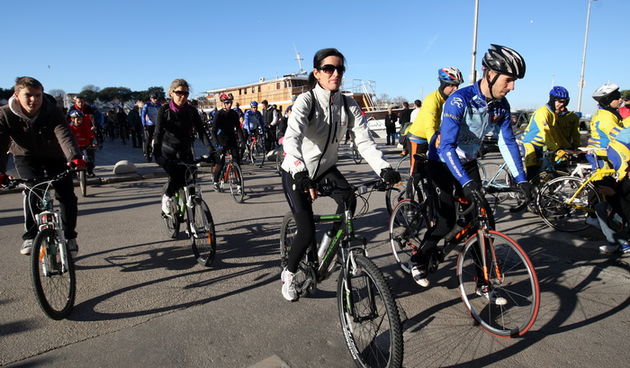 Zadar, 291212.
Bozicna biciklijada na relaciji Zadar – Vir, koja je bila najavljena za srijedu 26. prosinca te odgodjena uslijed kisnog vremena, krenula je jutros s Branimirove obale u 10 sati. 
Na slici detalj sa biciklijade.
Foto: Jure Miskovic / CROPIX