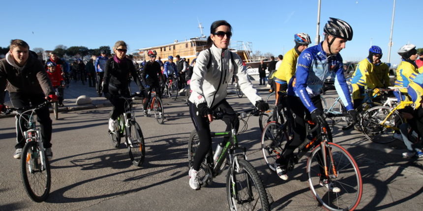 Zadar, 291212.
Bozicna biciklijada na relaciji Zadar – Vir, koja je bila najavljena za srijedu 26. prosinca te odgodjena uslijed kisnog vremena, krenula je jutros s Branimirove obale u 10 sati. 
Na slici detalj sa biciklijade.
Foto: Jure Miskovic / CROPIX