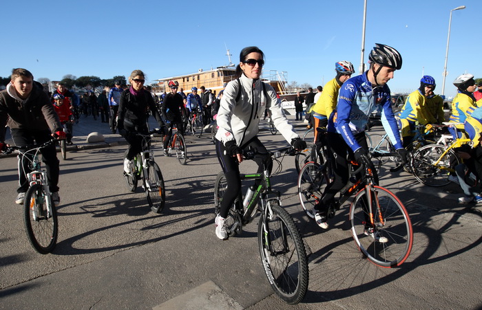 Zadar, 291212.
Bozicna biciklijada na relaciji Zadar – Vir, koja je bila najavljena za srijedu 26. prosinca te odgodjena uslijed kisnog vremena, krenula je jutros s Branimirove obale u 10 sati.
Na slici detalj sa biciklijade.
Foto: Jure Miskovic / CROPIX Zadar, 291212.
Bozicna biciklijada na relaciji Zadar – Vir, koja je bila najavljena za srijedu 26. prosinca te odgodjena uslijed kisnog vremena, krenula je jutros s Branimirove obale u 10 sati.
Na slici detalj sa biciklijade.
Foto: Jure Miskovic / CROPIX