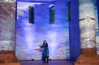 More ko žena pomiče pločice dragulja – igra svjetla, sjene i pokreta u crkvi Sv. Donata