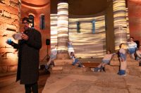 More ko žena pomiče pločice dragulja – igra svjetla, sjene i pokreta u crkvi Sv. Donata