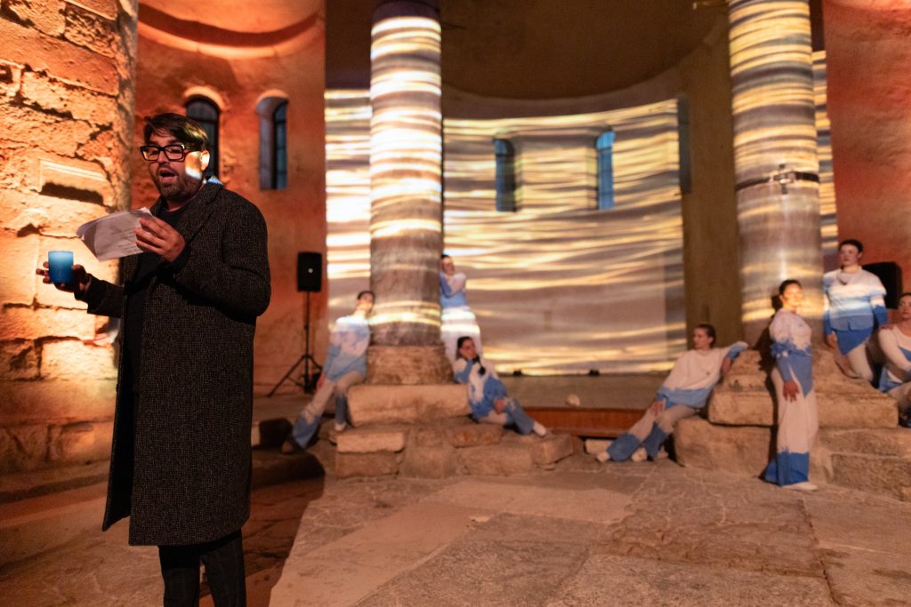 More ko žena miče pločice dragulja. vinko radovcic