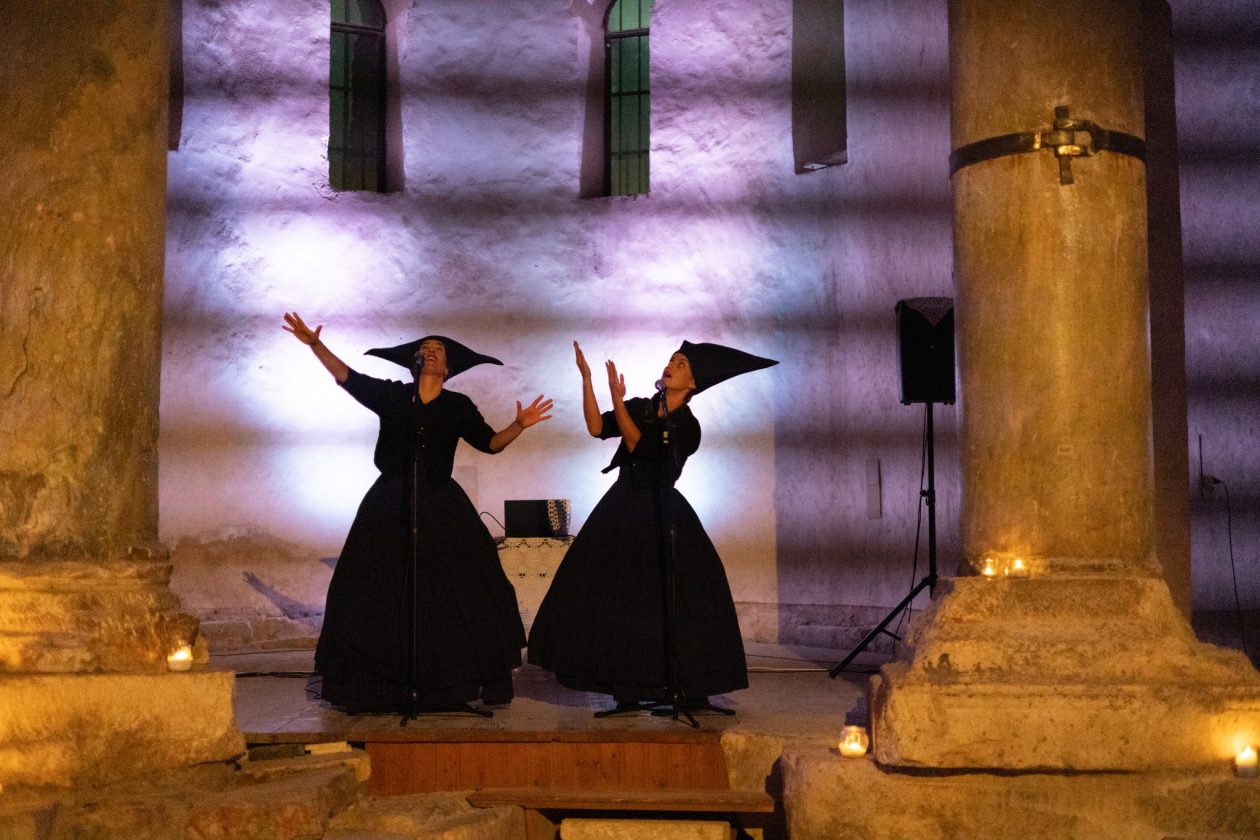 More ko žena pomiče pločice dragulja – igra svjetla, sjene i pokreta u crkvi Sv. Donata