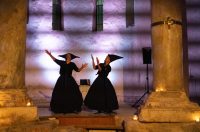 More ko žena pomiče pločice dragulja – igra svjetla, sjene i pokreta u crkvi Sv. Donata