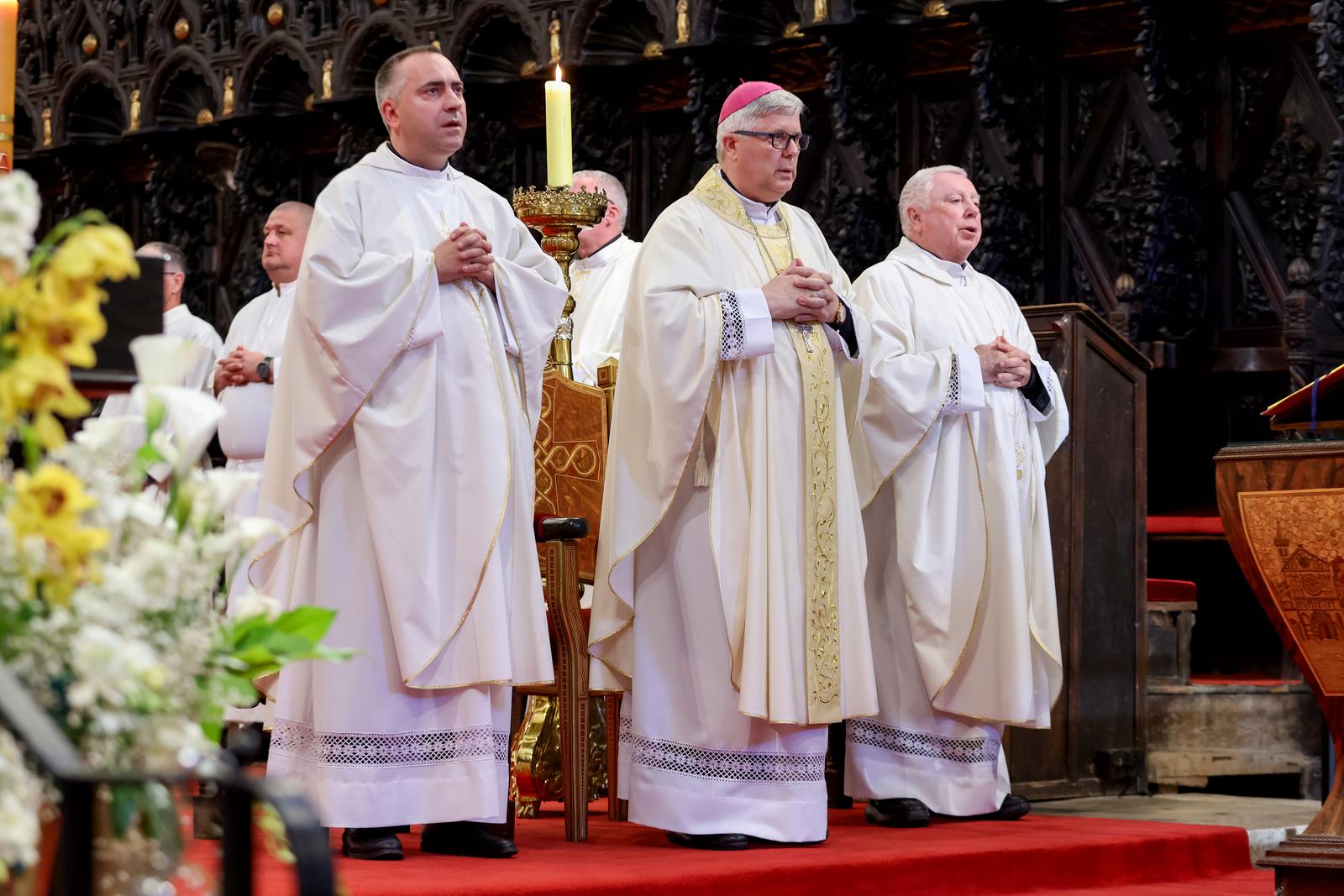 Nadbiskup Milan Zgrablić predvodio misu zadušnicu za Papu Franju Nadbiskup Milan Zgrablić predvodio misu zadušnicu za Papu Franju