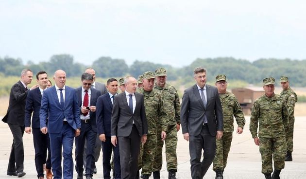 Andrej Plenković i Damir Krstičević posjetili su zračnu bazu Zemunik i protupožarnu eskadrilu