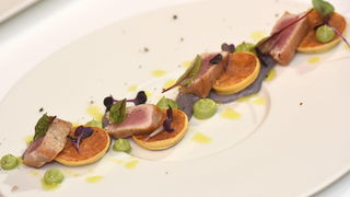 Restoran Foša: Chef Damr Tomljanović oduševio japanskog kolegu pripremom “dalmatinskog sushija” Restoran Foša: Chef Damr Tomljanović oduševio japanskog kolegu pripremom “dalmatinskog sushija”