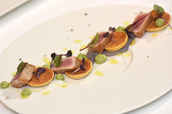 Restoran Foša: Chef Damr Tomljanović oduševio japanskog kolegu pripremom “dalmatinskog sushija” Restoran Foša: Chef Damr Tomljanović oduševio japanskog kolegu pripremom “dalmatinskog sushija”