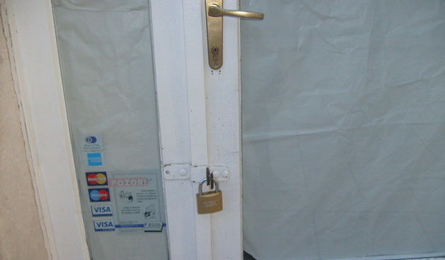 Zatvaranje trgovina, lokot, vrata