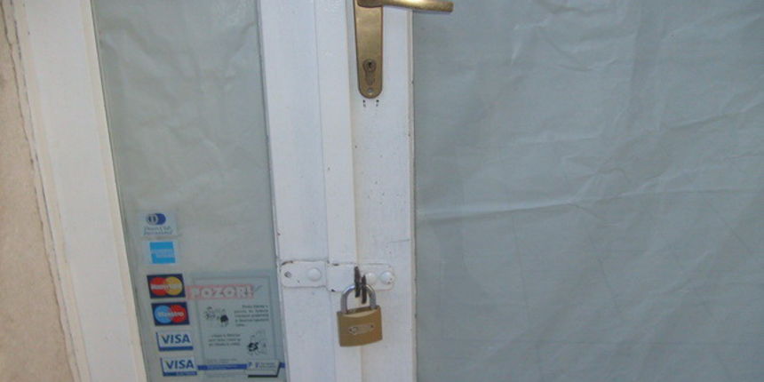 Zatvaranje trgovina, lokot, vrata Zatvaranje trgovina, lokot, vrata