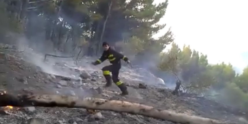 Vatrogasci nakon ugašenog požara pronašli snagu i za našalit se