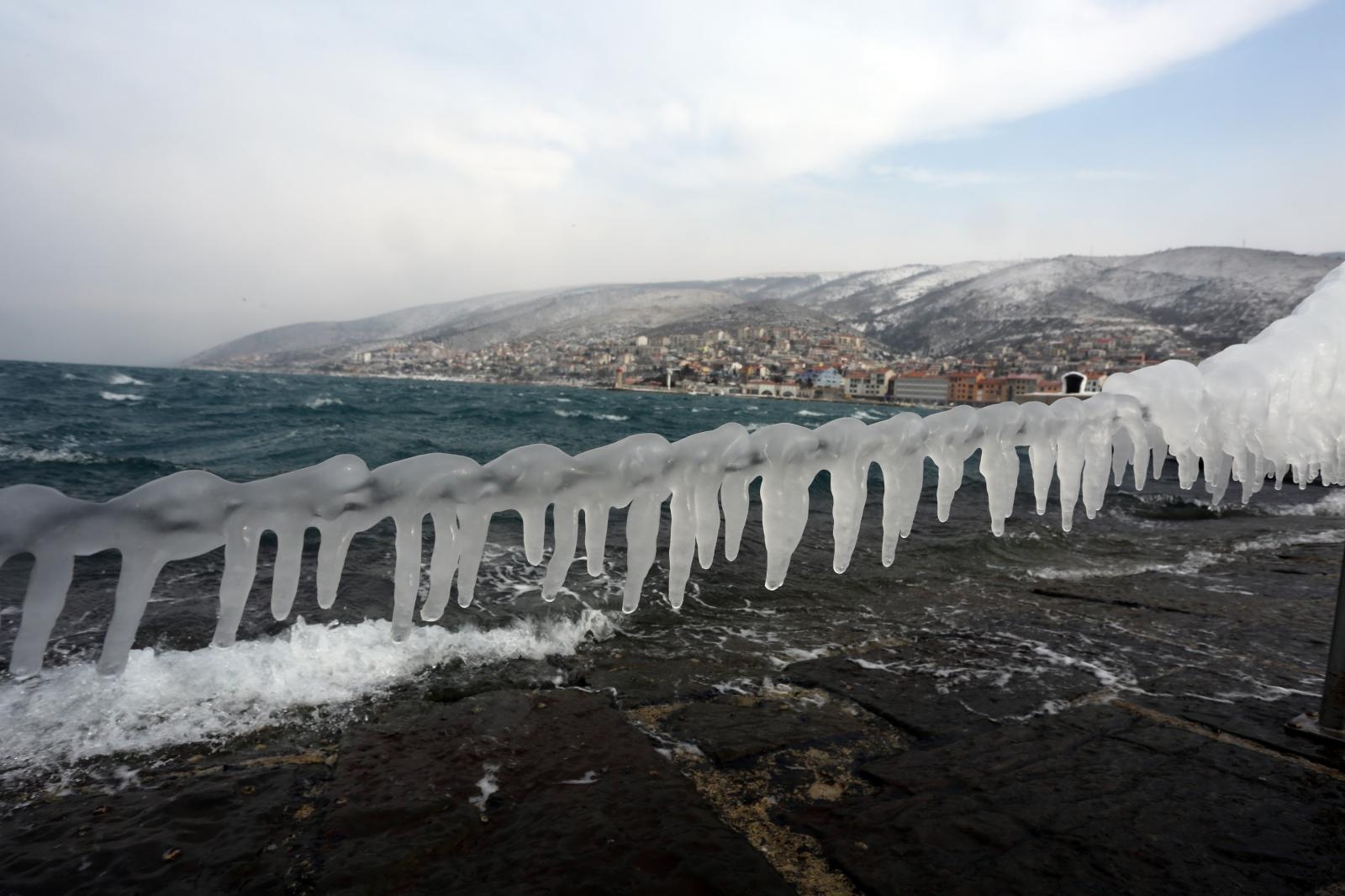 Zaleđeno more i čudesne ledene skulpture na senjskoj rivi